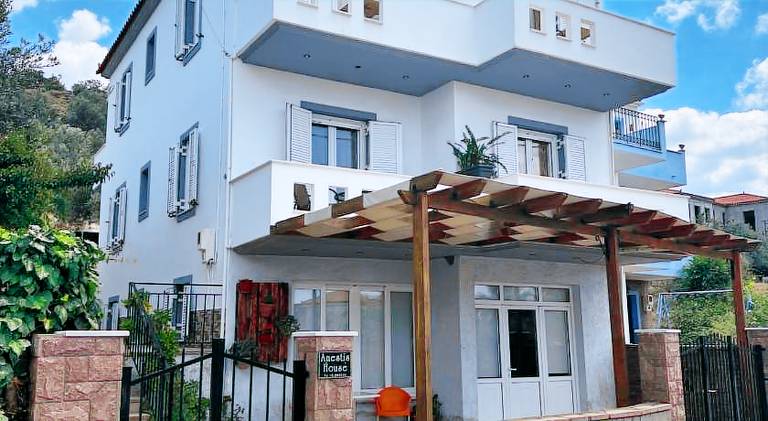 Apartment with garden & terrace in Lesvos