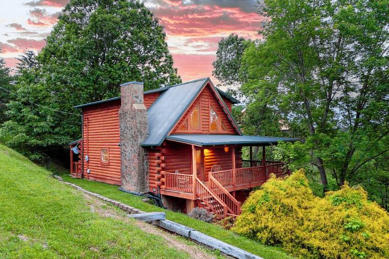 Family-oriented pleasant cabin with patio & private pool | Pets allowed in Pigeon Forge, TN