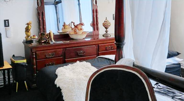 The Luxurious Manor - Very Large Bedroom with Private Ensuite — photo 5