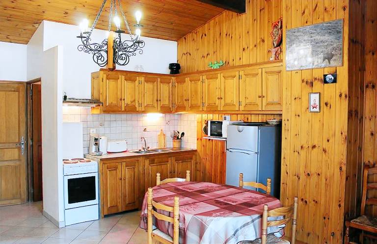 Gite with yard & barbeque — photo 4