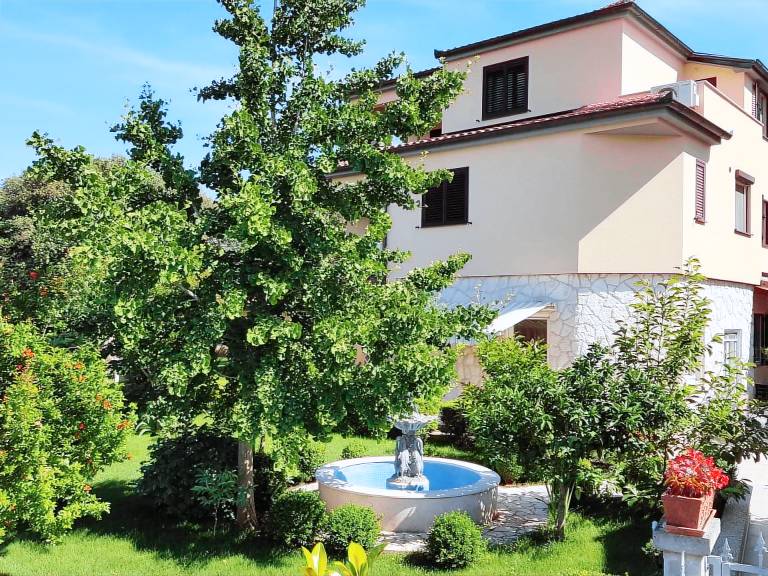 Rental apartment with terrace, barbeque & yard — photo 4