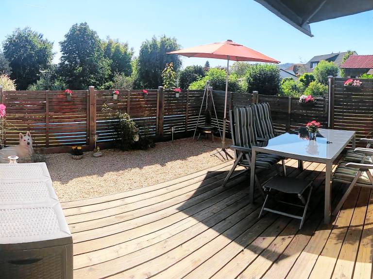 Apartment with yard, patio & barbeque — photo 4