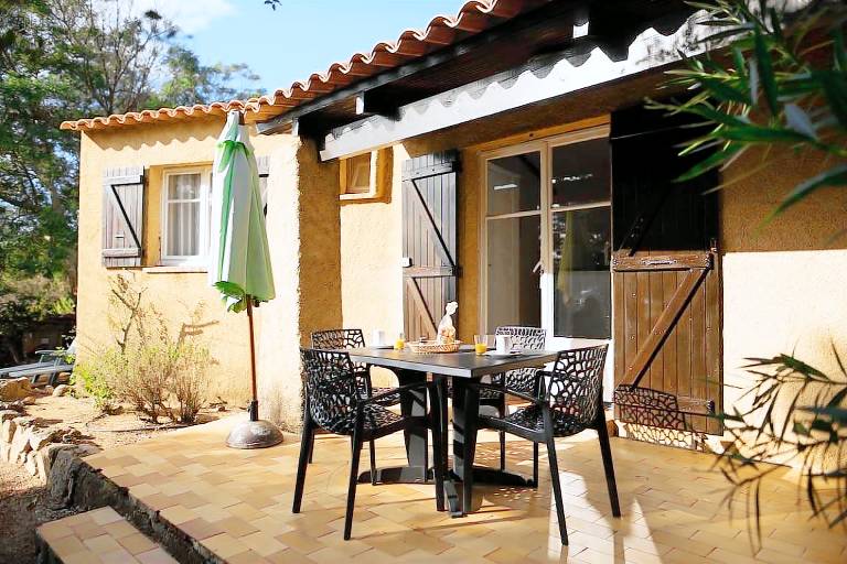 Vacation home with terrace & yard in Bonifacio