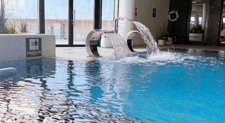 Apartment with pool & hot tub — photo 4