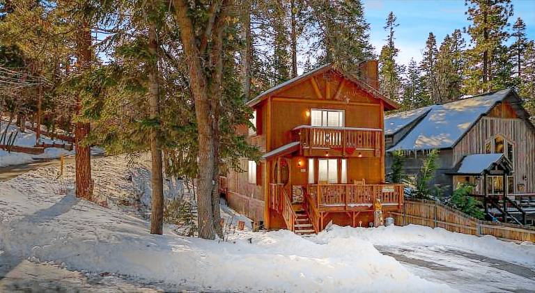 House with barbecue, jacuzzi & garden in Big Bear Lake, CA