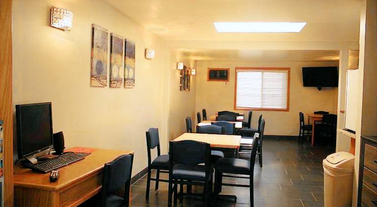Econo Lodge Inn & Suites — photo 5