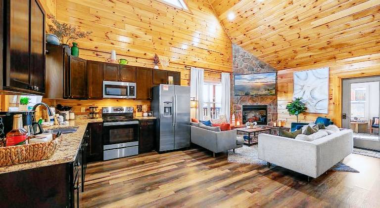 Pigeon Forge 4BR Cabin Heated Pool Sleeps 14 — photo 4