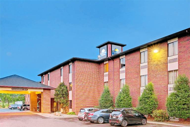 Days Inn & Suites by Wyndham Hickory — photo 5