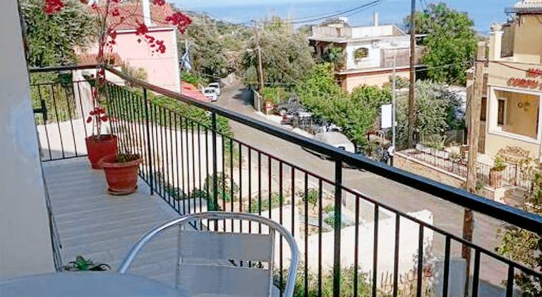 Rental apartment with patio — photo 2