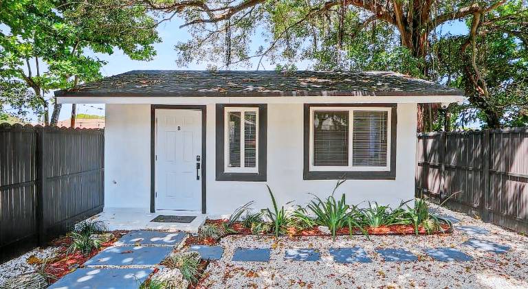 House with 1 room for 2 persons in Miami, FL