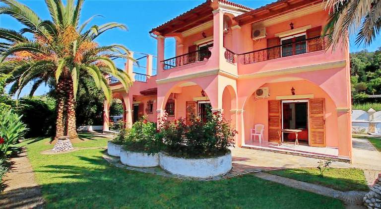 Villa with yard, terrace & private pool in Corfu