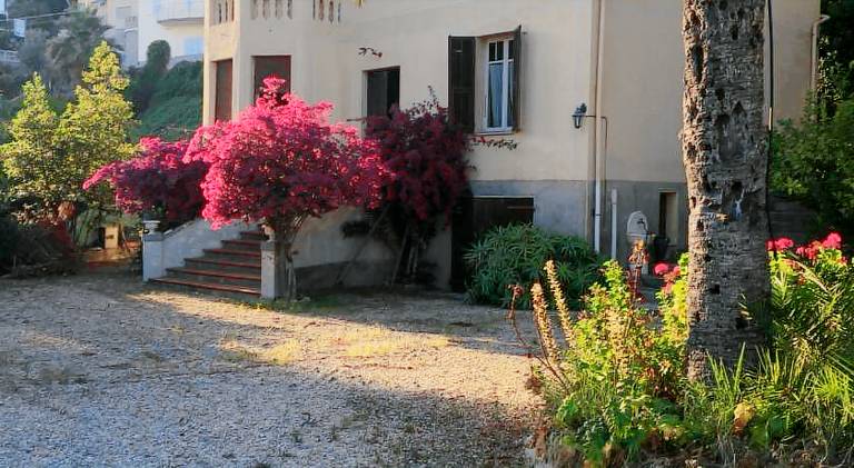 Charming serviced apartment with terrace, garden & barbecue | Next to the beach | Pets are welcome in Laigueglia