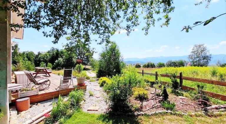 Holiday apartment with BBQ, garden & patio — photo 4