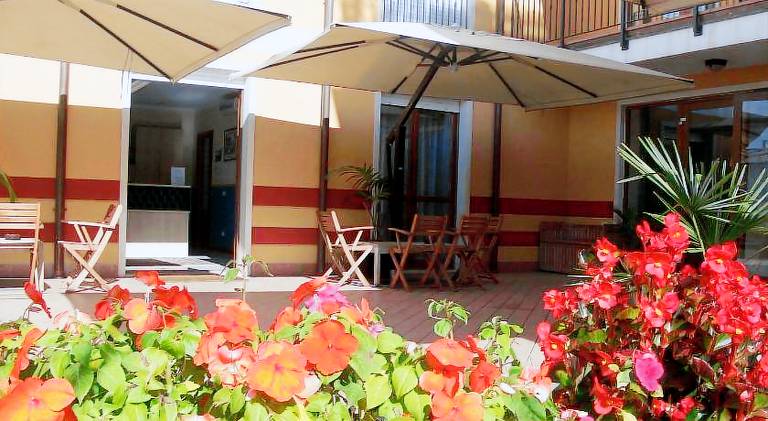 Serviced apartment with pool & garden — photo 5