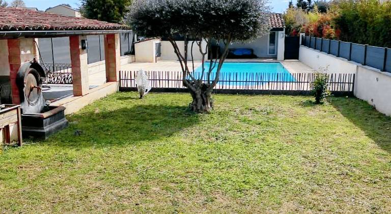 Vacation home with barbeque, private pool & garden — photo 5