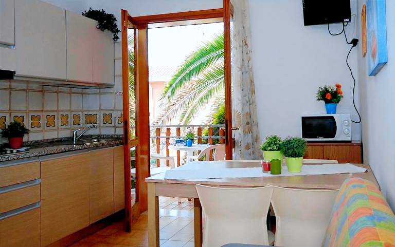 Rental apartment with terrace & pool | Garden view — photo 4