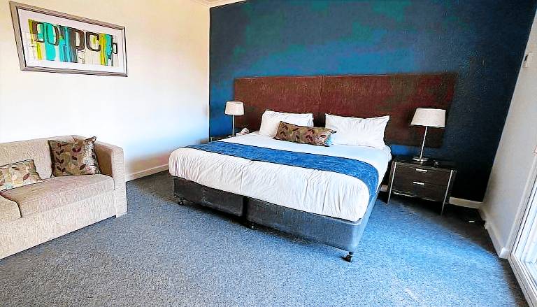 Motel  Queanbeyan City Council