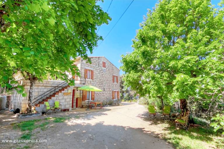 Gite with terrace, barbeque & yard — photo 2