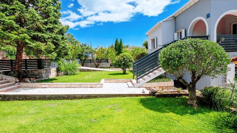 Villa with yard, terrace & private pool — photo 2
