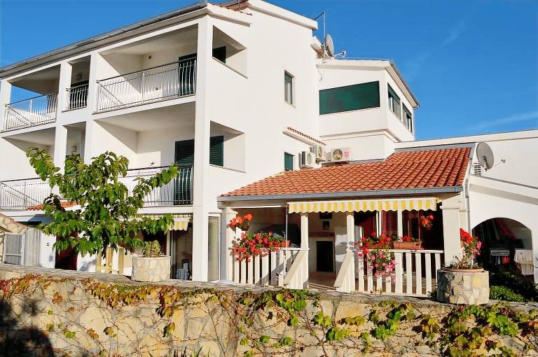 Ferienwohnung in Vinišće mit Balkon, Klimaanlage, W-LAN, Waschmaschine (4753-1) — photo 2
