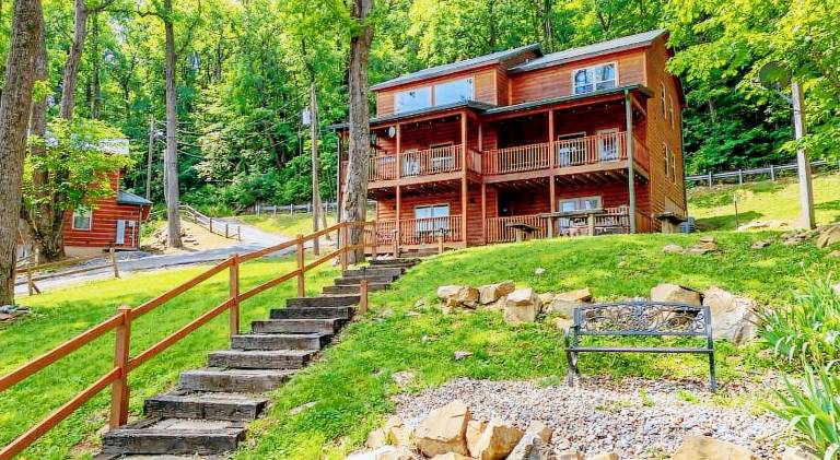 Chalet with jacuzzi & pool in Sevierville, TN