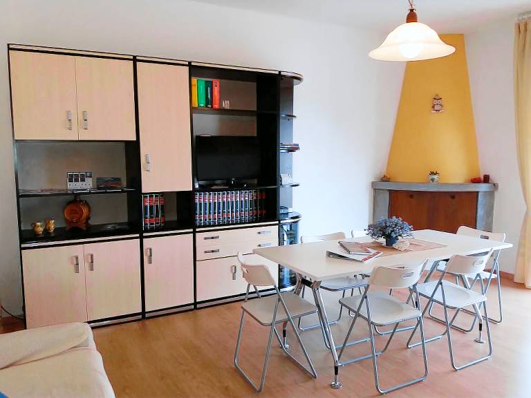 Holiday apartment with barbecue, pool & yard — photo 5