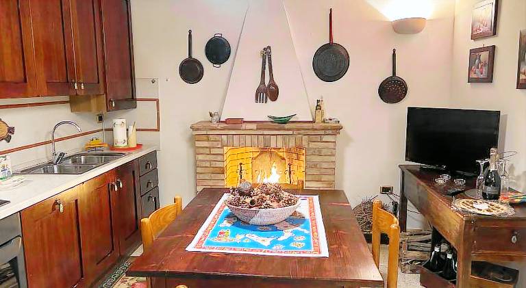 Beautiful serviced apartment with yard & patio | Perfect for remote work | Pet-friendly — photo 3