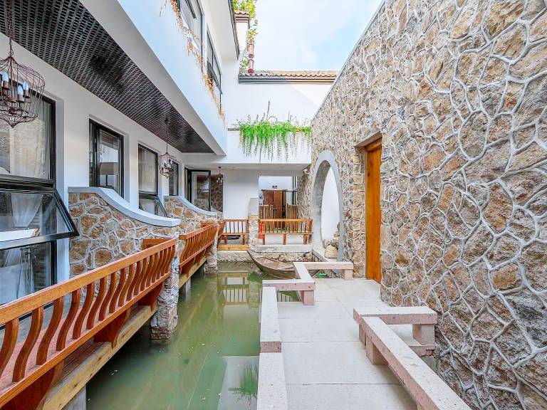 Serviced apartment with garden & patio — photo 3