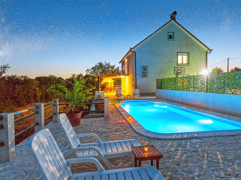 House with BBQ, yard & private pool — photo 2