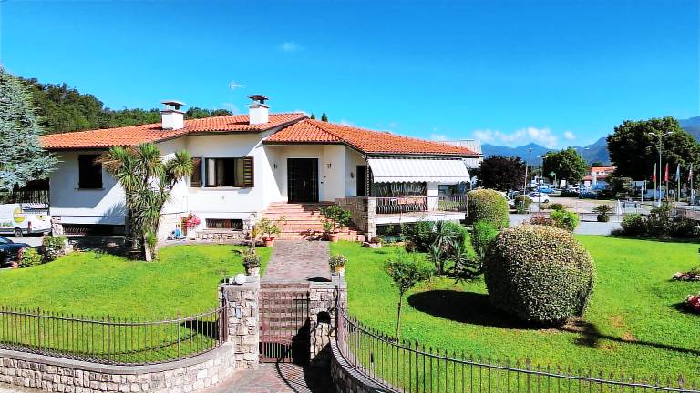 Villa Fiorita with olive groove Bookinggardalake in San Felice del Benaco