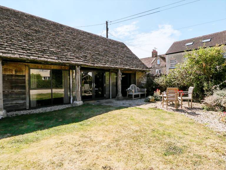 Cottage with yard — photo 2