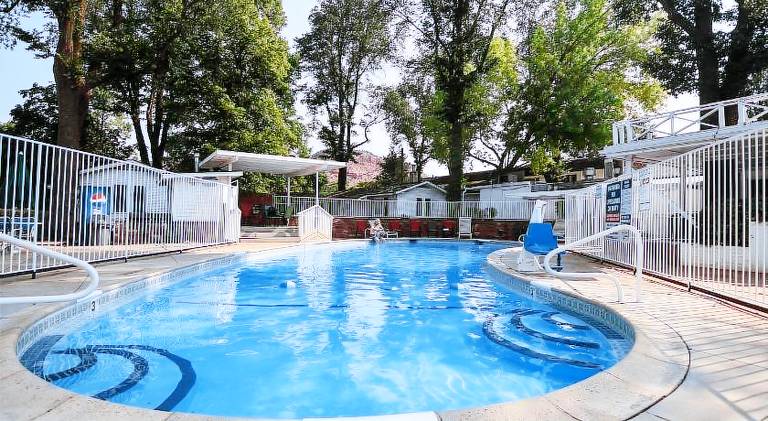 Lodge with pool, patio & yard — photo 4