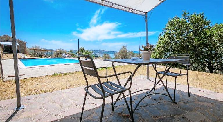 Pleasant serviced apartment with patio, garden & pool | Pet-friendly — photo 3