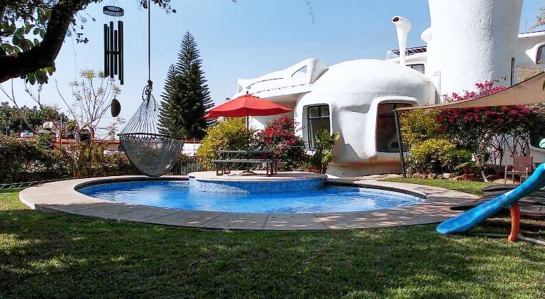 Vacation home with pool — photo 4
