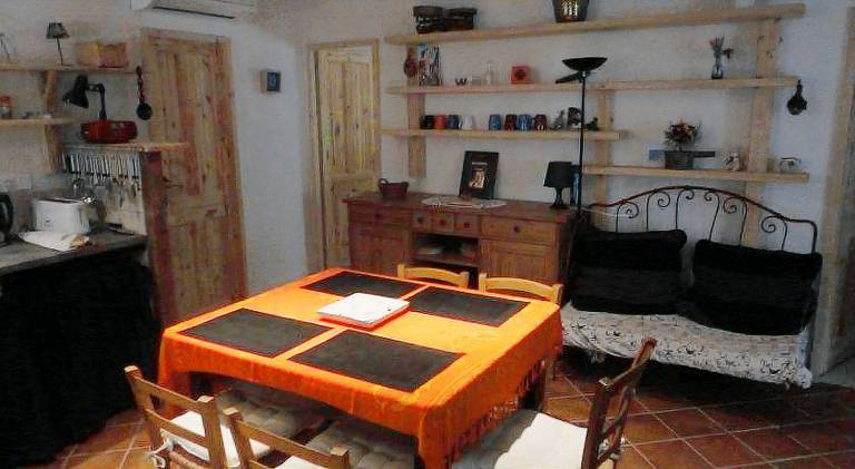 Rental apartment with terrace, yard & barbecue — photo 4