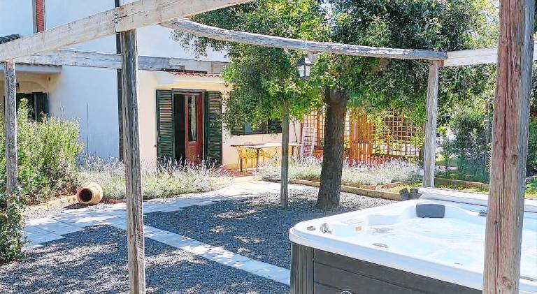 Beautiful rental apartment with yard, jacuzzi & patio | Suitable for remote work | Dogs allowed — photo 5