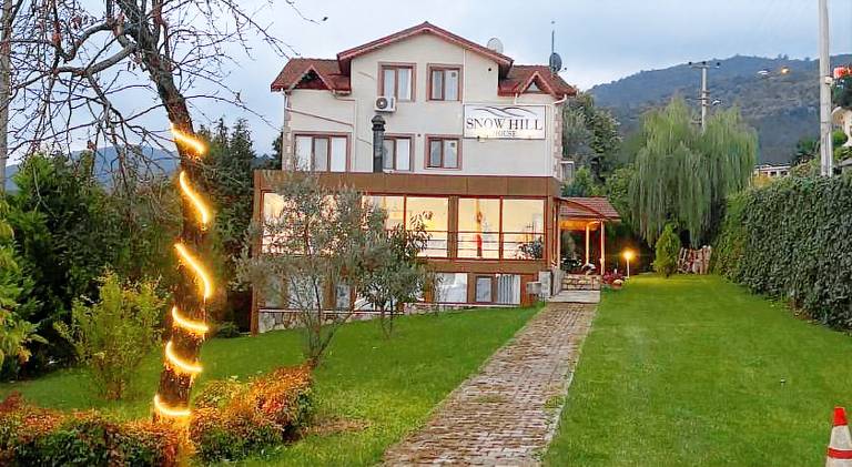 Wonderful serviced apartment with terrace & yard | Pet-friendly in Kartepe