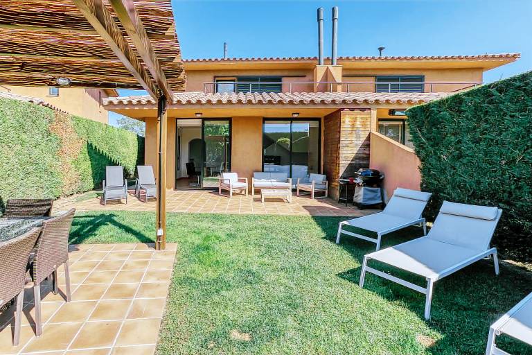 Ferienhaus in Navata f&uuml;r max. 6 Personen