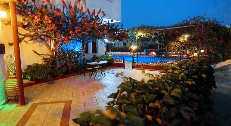 Serviced apartment with pool, yard & patio — photo 3