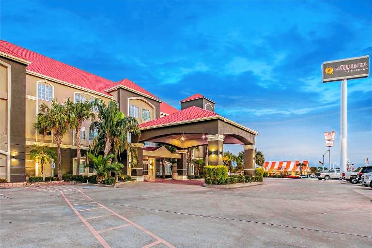 La Quinta Inn & Suites by Wyndham Corpus Christi Airport — photo 3