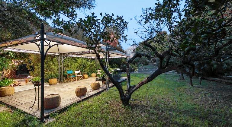 Farm with patio, yard & barbeque — photo 4