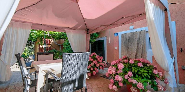 Fully equipped apartment with BBQ & patio | Water view | Dogs allowed in Mali Losinj