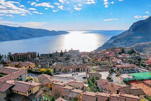 Serviced apartment with patio, yard & hot tub | Suitable for remote work in Tignale
