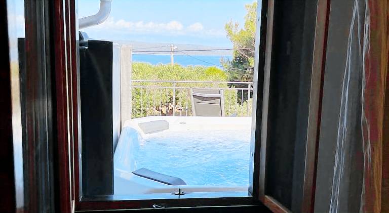 Apartment with jacuzzi — photo 2