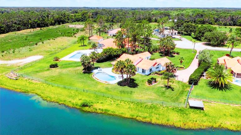 Child-friendly vacation home with yard, barbeque & fast internet | Lake view | Pets are welcome — photo 3