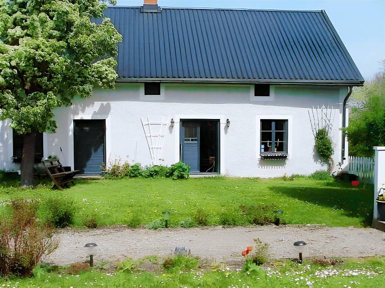 Beautiful serviced apartment with patio, BBQ & yard | Beach nearby | Pet-friendly in Borgholm