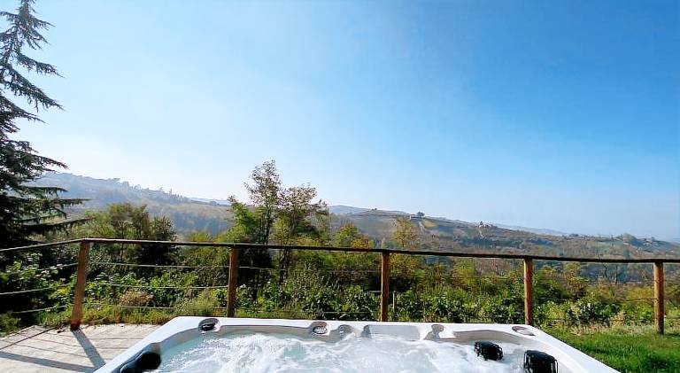 Beautiful vacation home with jacuzzi | Pet-friendly — photo 5