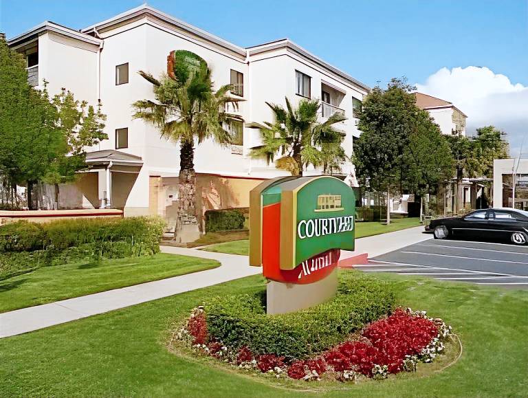 Courtyard by Marriott Oakland Airport