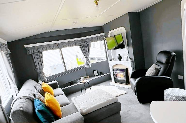 Cabin with barbeque & garden in Skegness