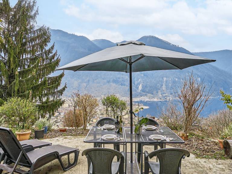 Vacation home with barbecue, pool & yard | Mountain view — photo 5